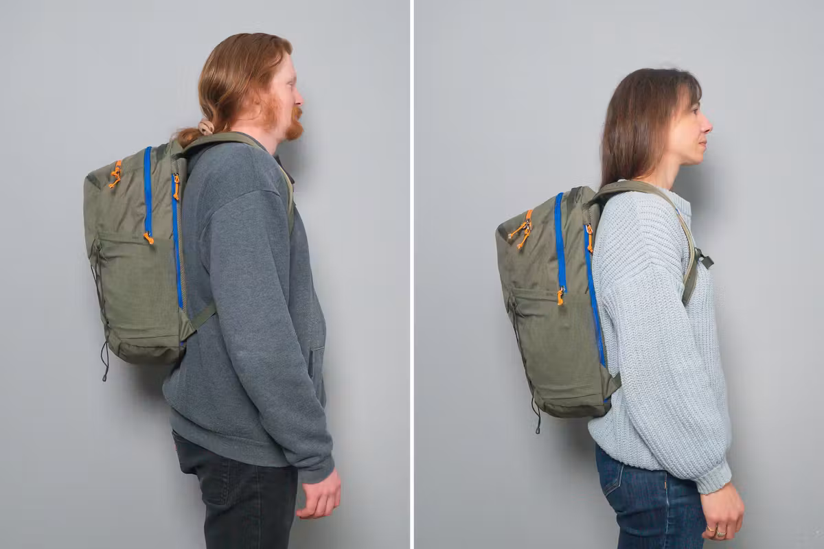 Cotopaxi Abierto 26L 日用背包双人并排比较 Cotopaxi Abierto 26L 日用背包双人并排比较