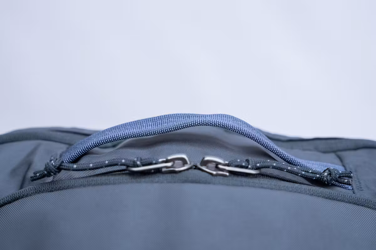 Patagonia Refugio 日用背包 30L 顶部提手 Patagonia Refugio 日用背包 30L 顶部提手