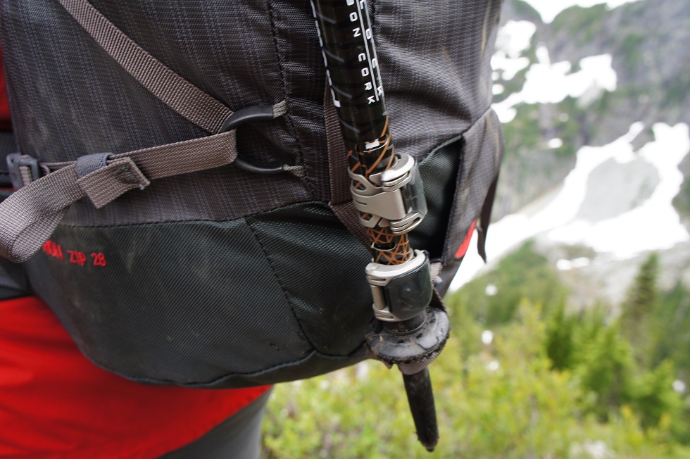 Mammut Trion Zip 28:登山杖下部固定 Mammut Trion Zip 28:登山杖下部固定