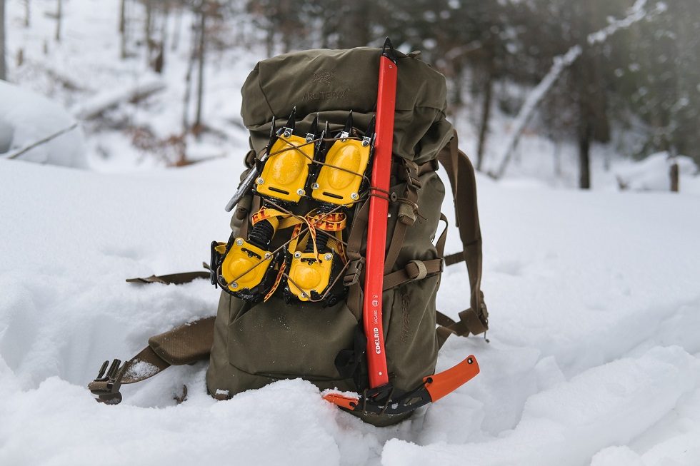 Arc'teryx LEAF Khyber 50 巡逻包:冰镐 Arc'teryx LEAF Khyber 50 巡逻包:冰镐