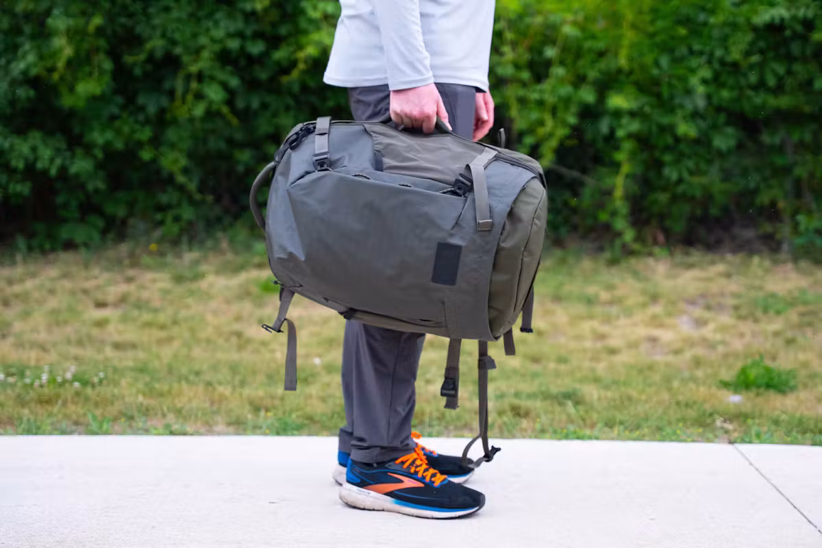 The North Face Base Camp Voyager Pro 旅行背包侧提手