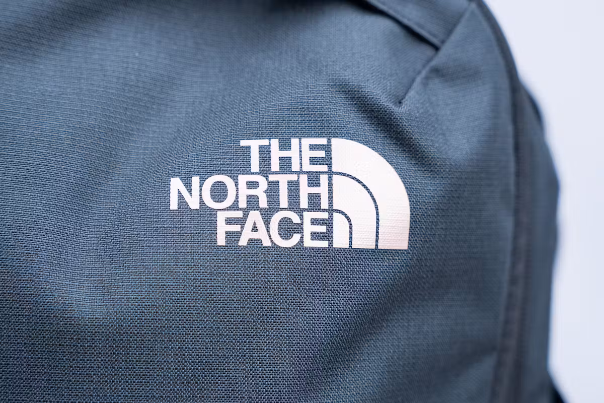 The North Face Isabella Transit 背包品牌标识 The North Face Isabella Transit 背包品牌标识