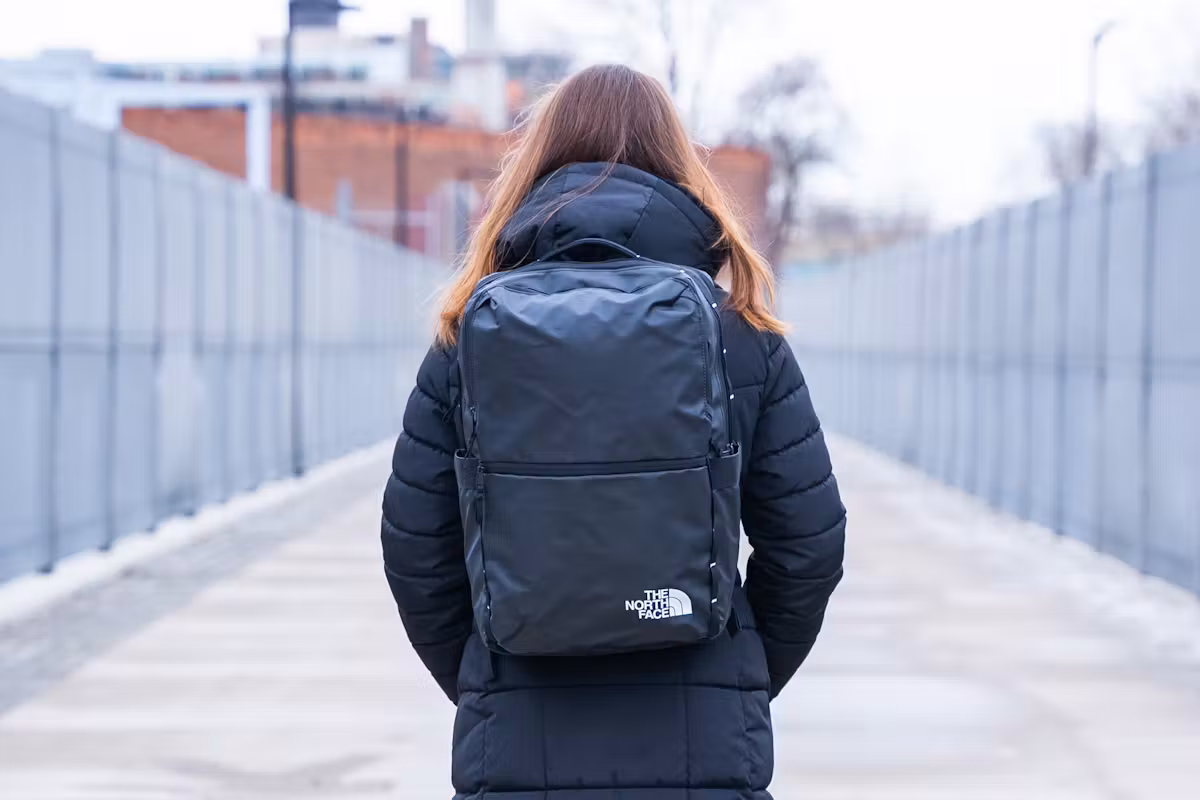 The North Face Base Camp Voyager 日用背包(26升)后视图 The North Face Base Camp Voyager 日用背包(26升)后视图