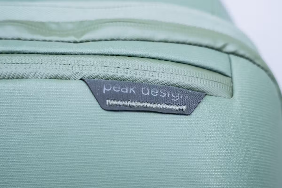 Peak Design 二合一旅行背包品牌标识 Peak Design 二合一旅行背包品牌标识