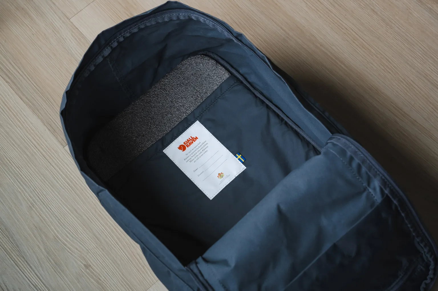 Kanken背包内部,图中可见泡沫垫背板。 Kanken背包内部,图中可见泡沫垫背板。
