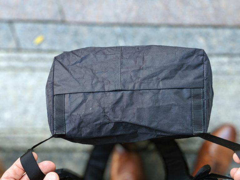 Hyperlite Mountain Gear Metro Pack 日用背包:背包底部 Hyperlite Mountain Gear Metro Pack 日用背包:背包底部