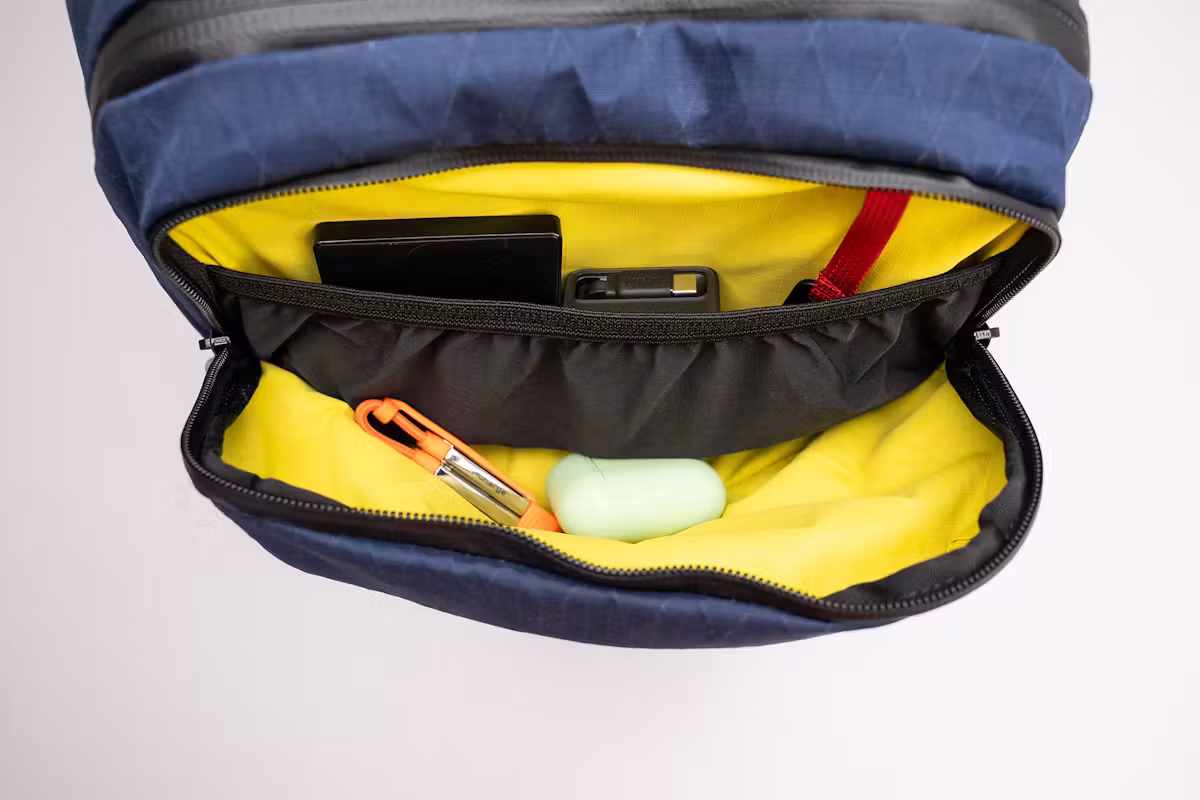 Topo Designs Global Pro 背包顶部口袋