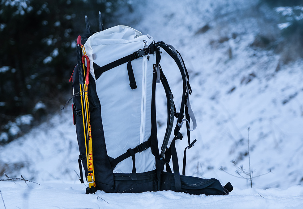 Mountain Hardwear Snoskiwoski 40 滑雪包:侧视图 Mountain Hardwear Snoskiwoski 40 滑雪包:侧视图