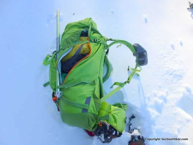 Alpinisto 50 配有长侧拉链，方便取用主隔层内的物品。