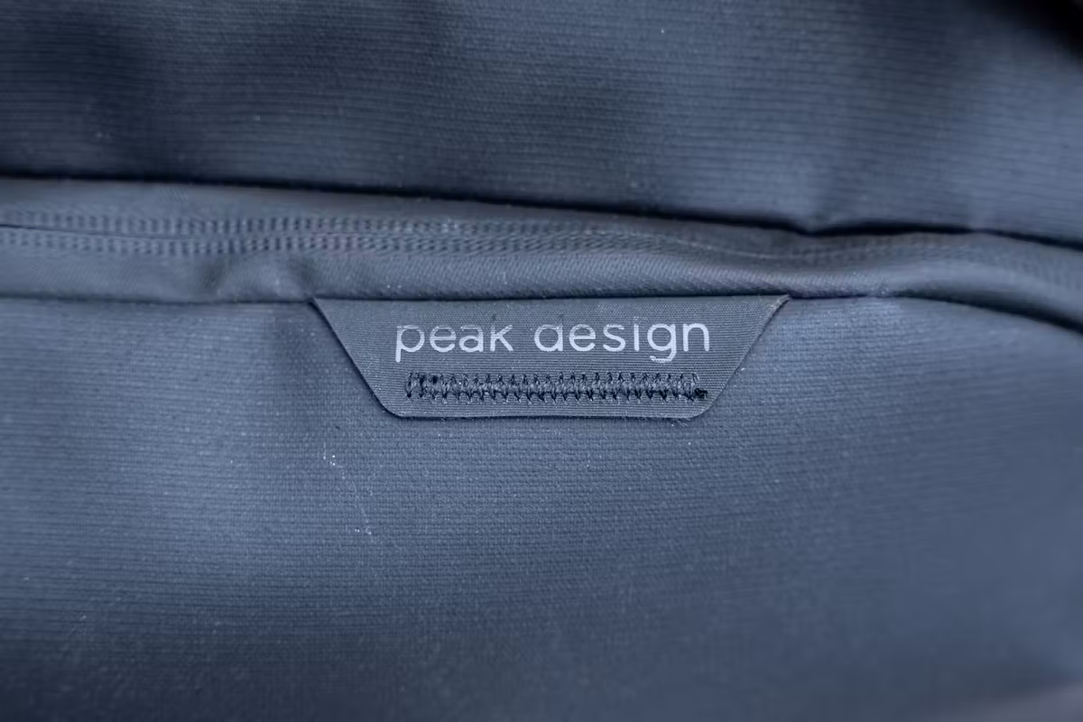 Peak Design 25升周末旅行包品牌标识 Peak Design 25升周末旅行包品牌标识