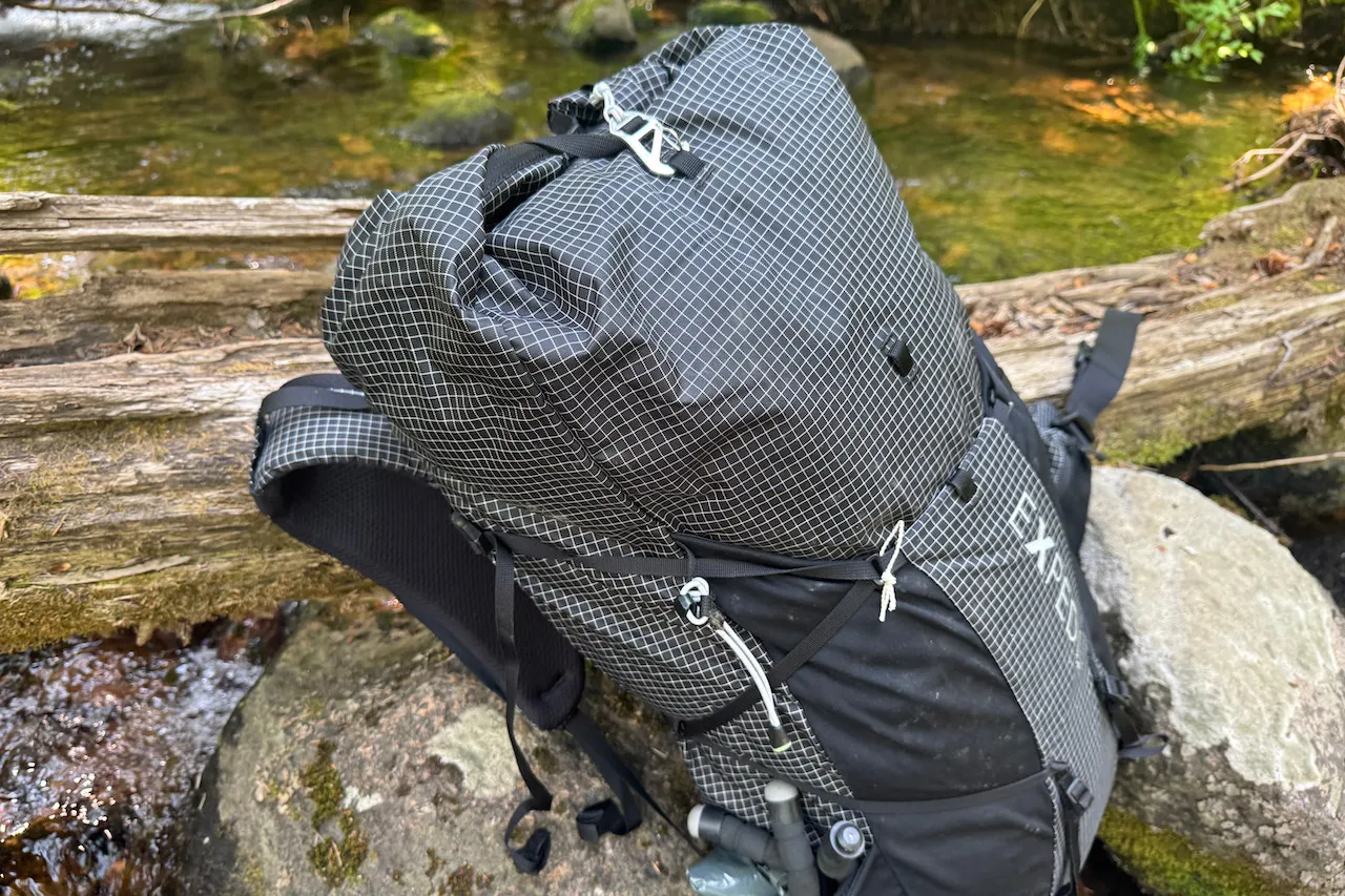 Exped 背包采用卷口式封口和侧面压缩系统。 Exped 背包采用卷口式封口和侧面压缩系统。