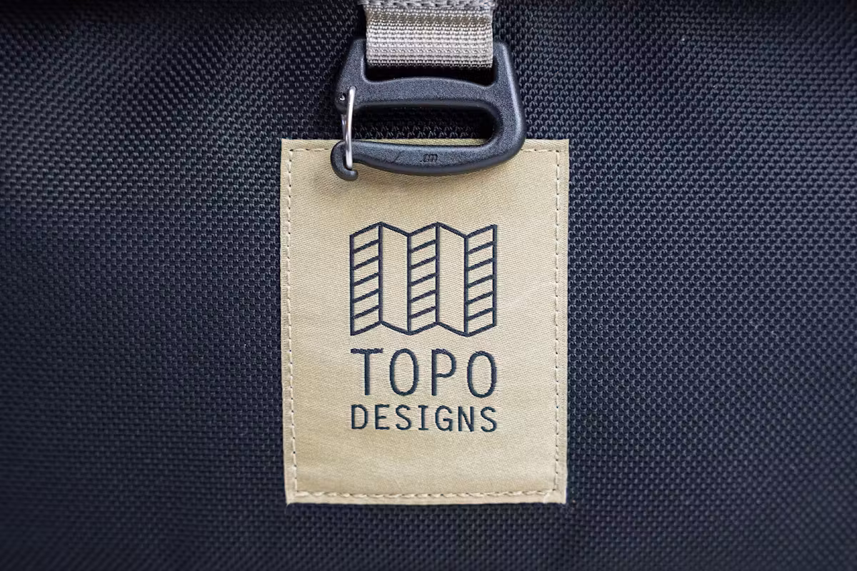 Topo Designs 全球旅行包滚轮品牌标识 Topo Designs 全球旅行包滚轮品牌标识