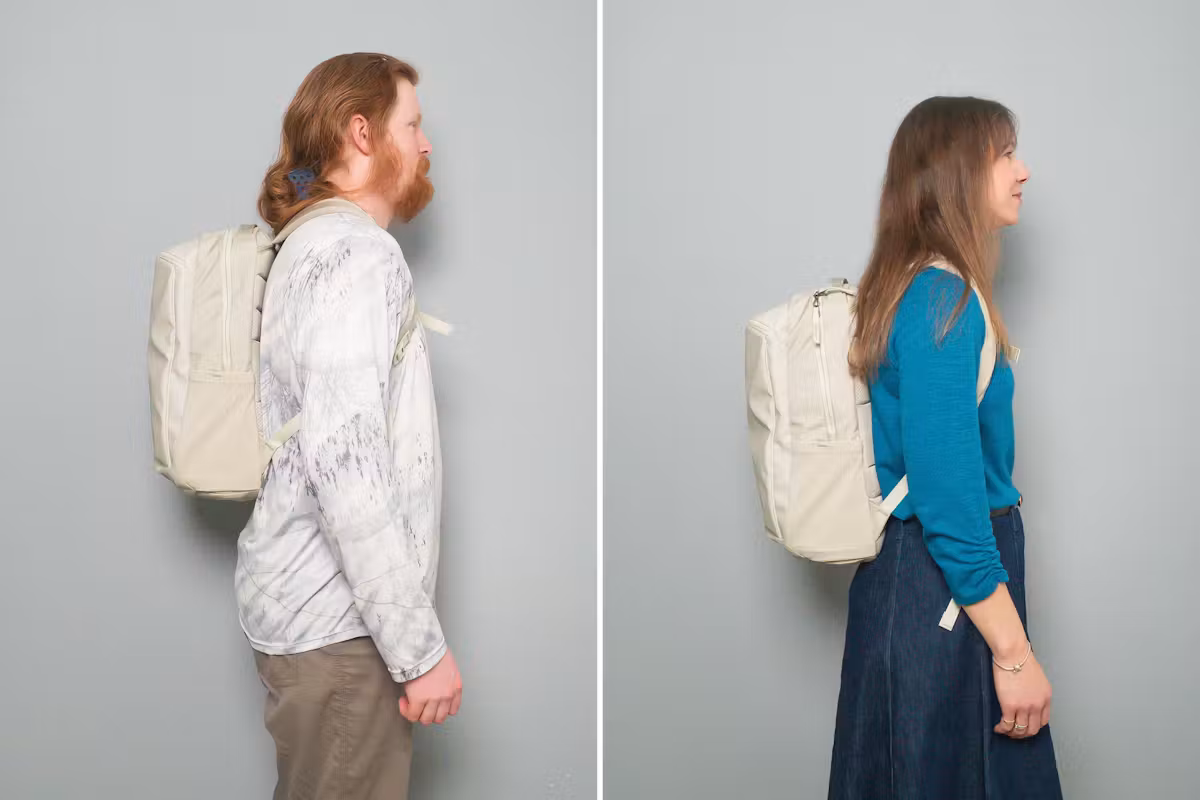Cotopaxi Allpa 18L 日用背包双人并排比较