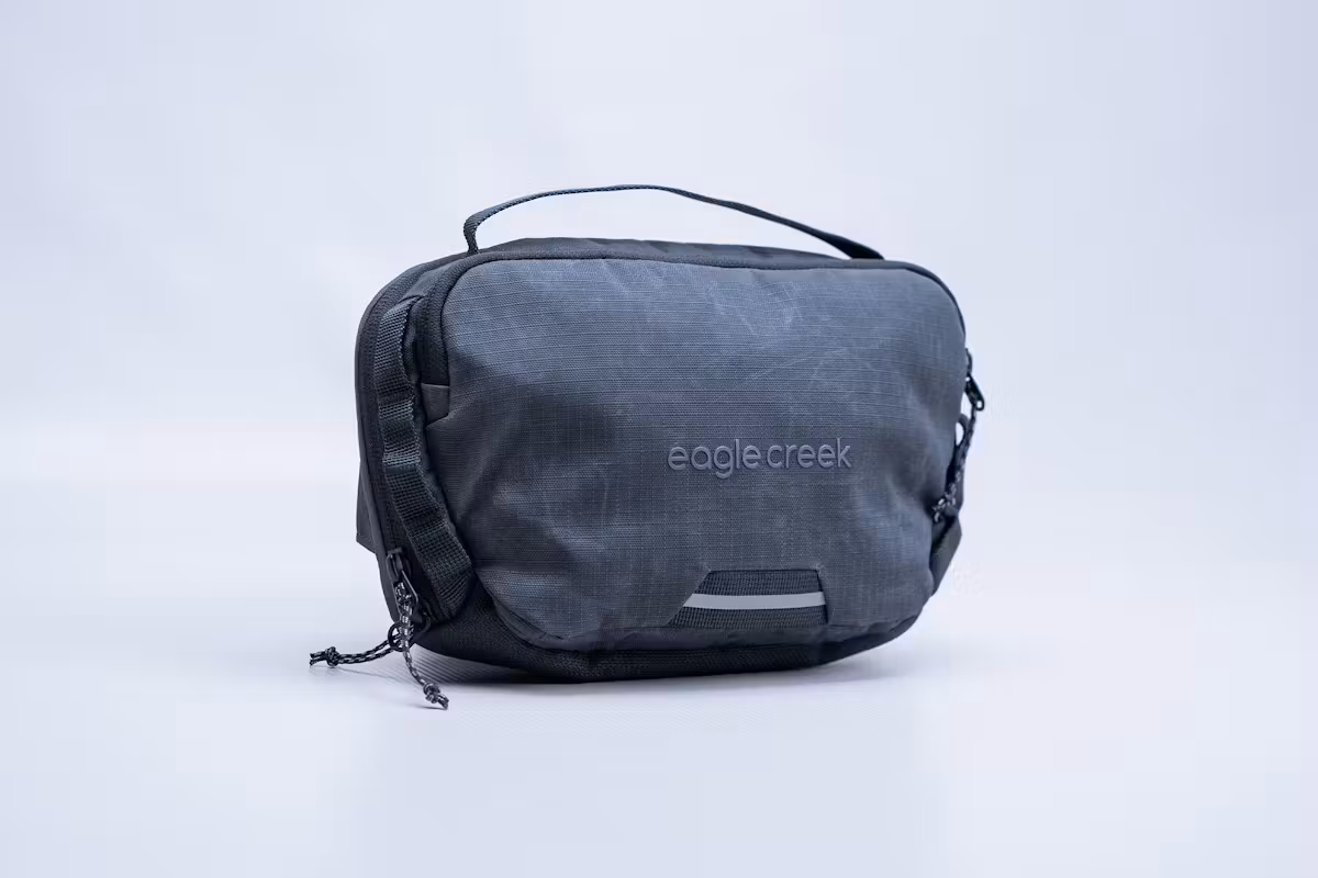 Eagle Creek Explore 腰包 2L 在工作室 Eagle Creek Explore 腰包 2L 在工作室