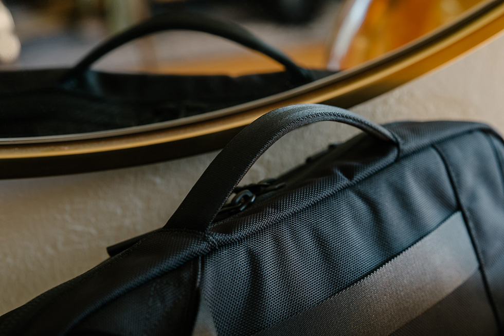 Aer Travel Sling 2 斜挎包:顶部提手 Aer Travel Sling 2 斜挎包:顶部提手