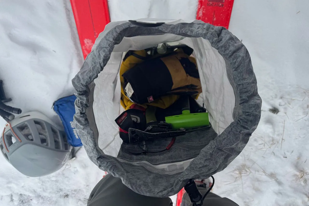Arc'teryx Alpha SL 背包内部展示了雪崩装备和为滑雪旅行准备的小件物品。 Arc'teryx Alpha SL 背包内部展示了雪崩装备和为滑雪旅行准备的小件物品。