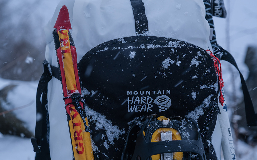 Mountain Hardwear Snoskiwoski 40 滑雪包:品牌标识 Mountain Hardwear Snoskiwoski 40 滑雪包:品牌标识