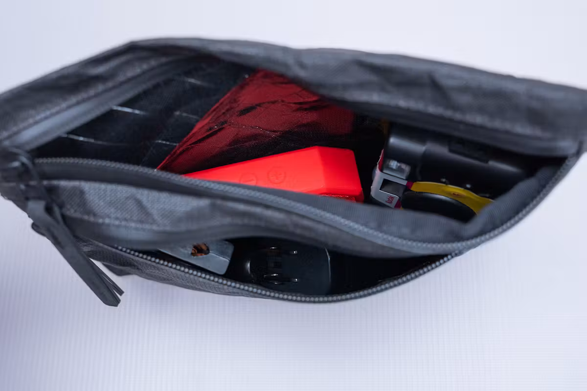 Aer Simple Pouch 简约斜挎包前隔层