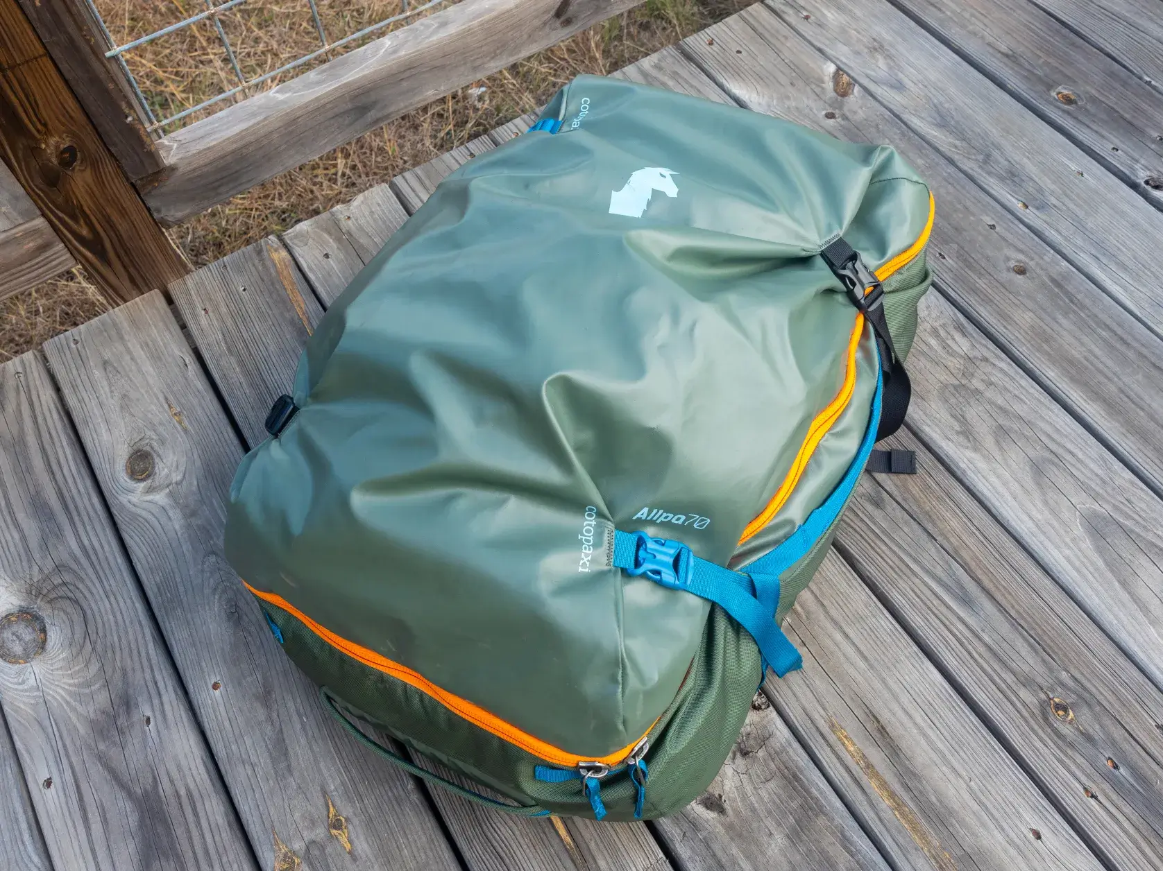 Cotopaxi Allpa 70 Overland 旅行包 放在地上 Cotopaxi Allpa 70 Overland 旅行包 放在地上