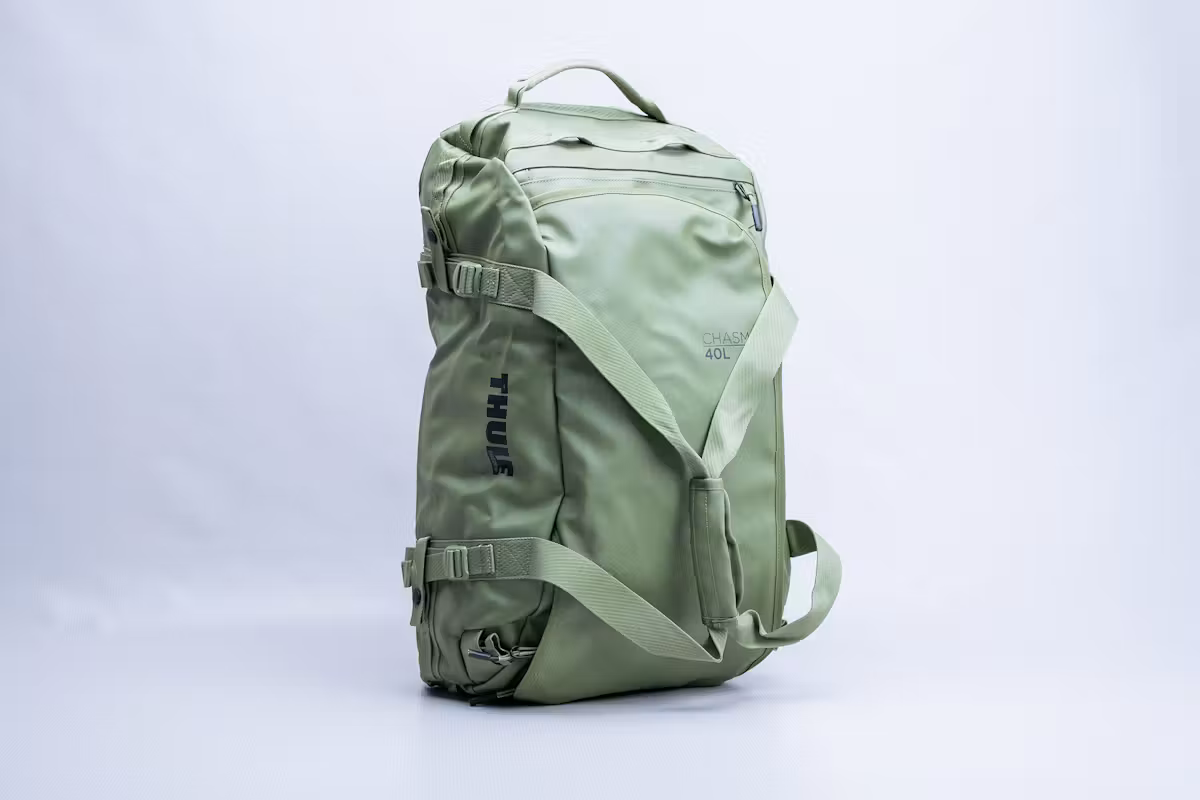 Thule Chasm 40升旅行包在工作室 Thule Chasm 40升旅行包在工作室