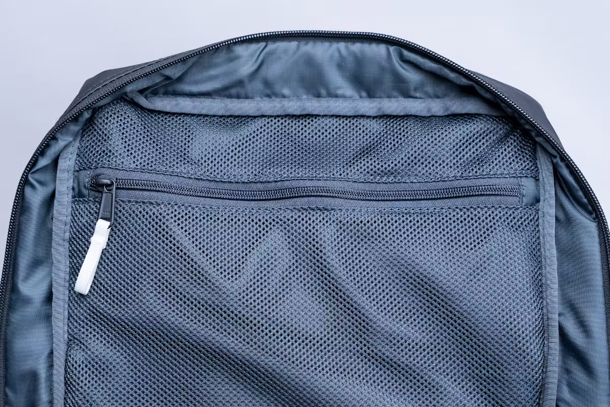 The North Face Base Camp Voyager 日用背包(26升)网状口袋 The North Face Base Camp Voyager 日用背包(26升)网状口袋