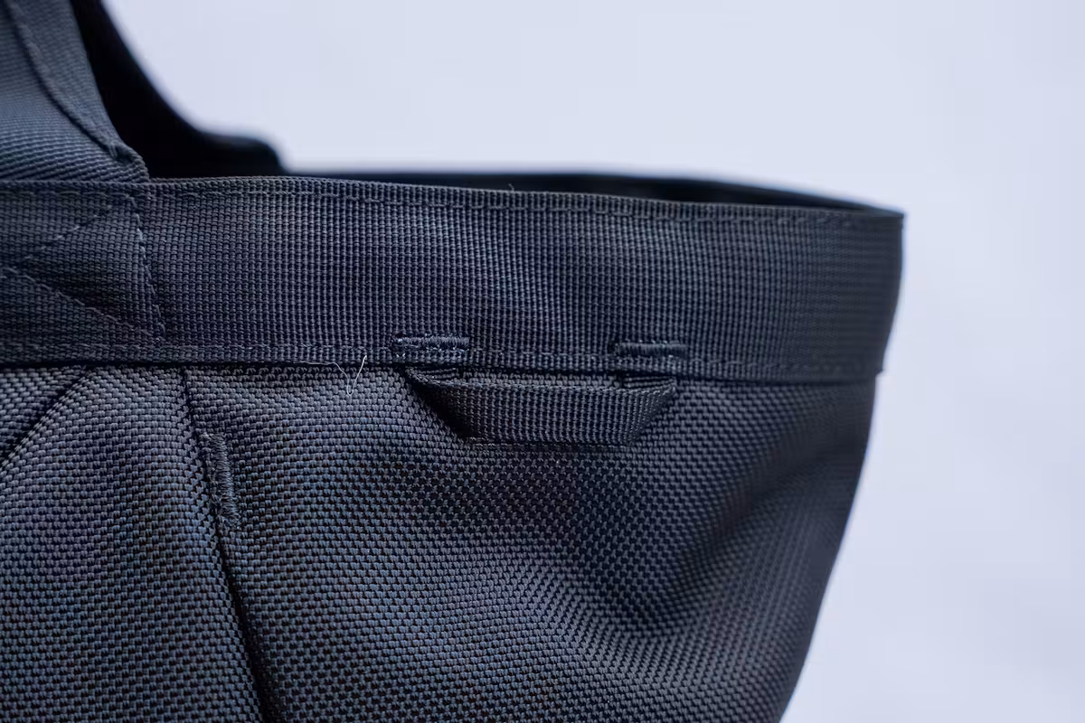 Aer Gym Tote 2 包两侧的挂环 Aer Gym Tote 2 包两侧的挂环