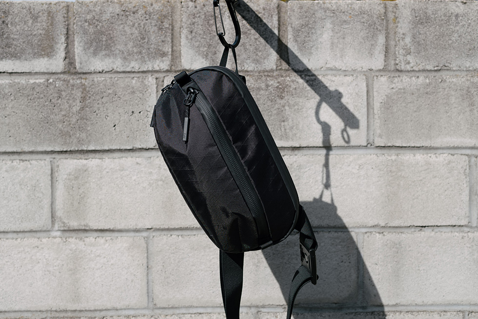 Aer Day Sling 3 斜挎包:挂在墙上 Aer Day Sling 3 斜挎包:挂在墙上