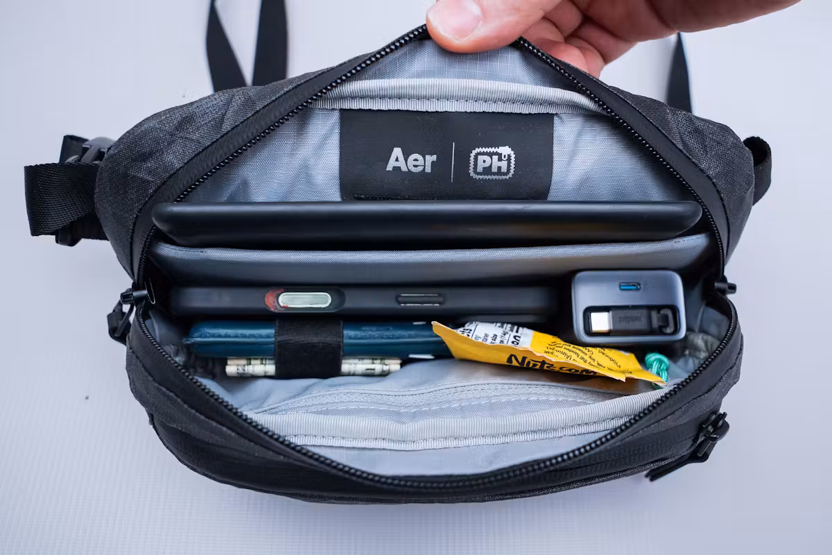 Pack Hacker x Aer Ultra Sling 的主隔层装满了装备 Pack Hacker x Aer Ultra Sling 的主隔层装满了装备