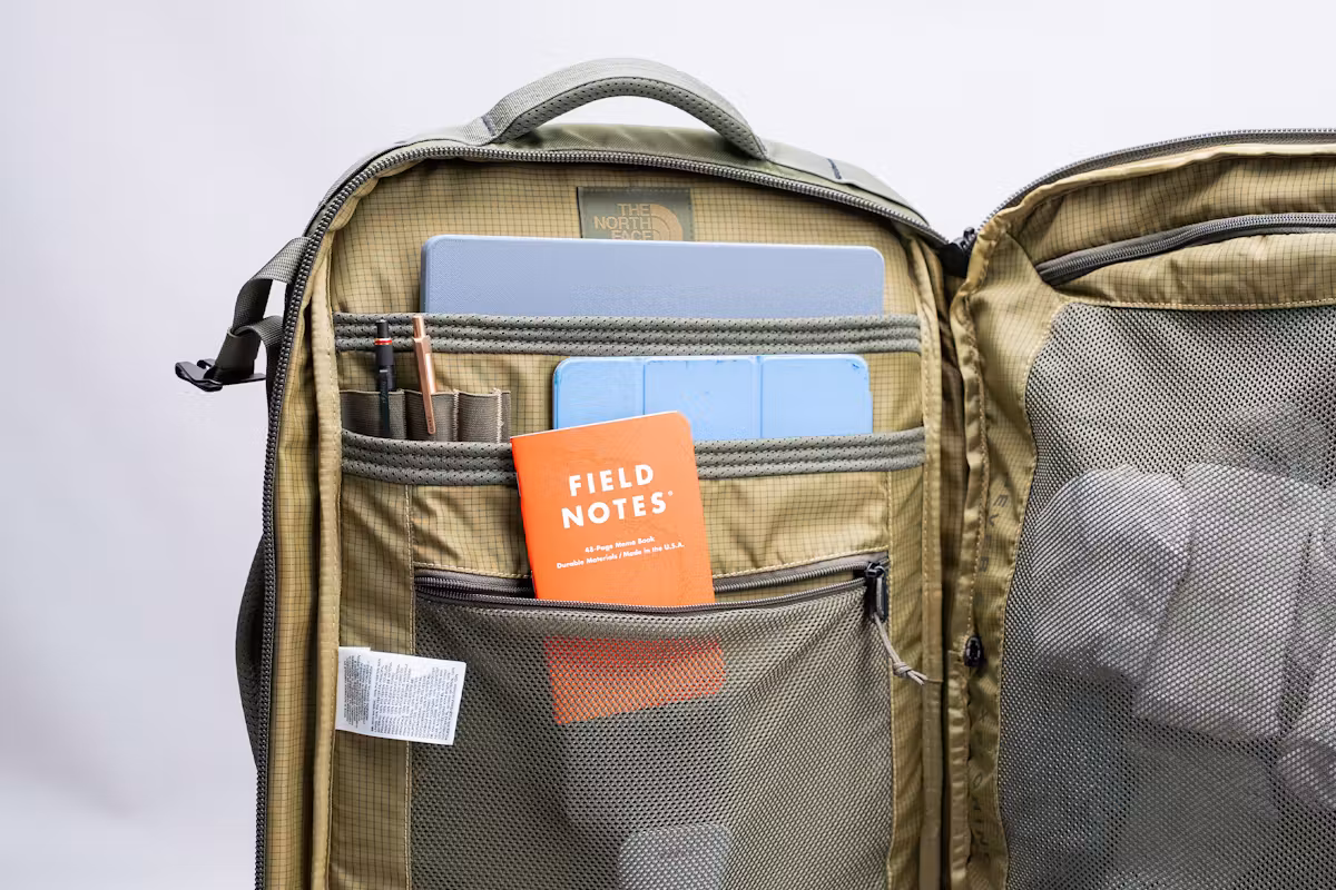 The North Face Base Camp Voyager Pro 旅行背包隔层