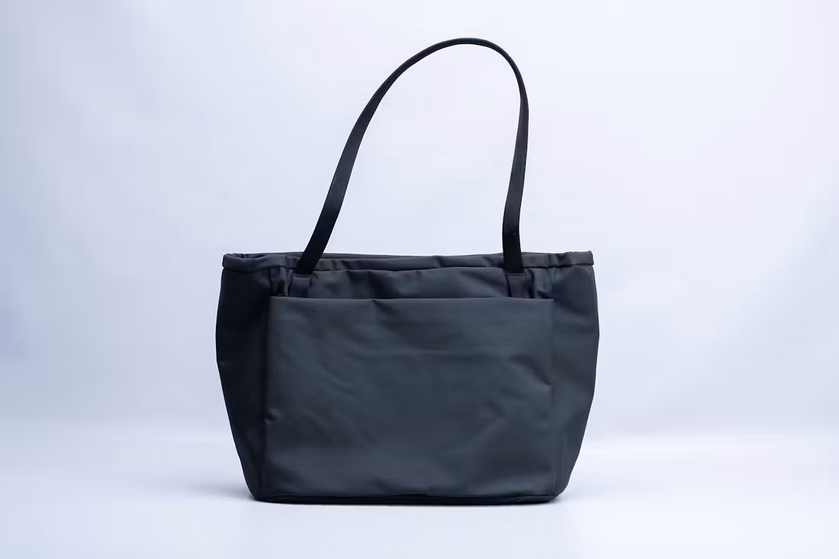 EVERGOODS CIVIC 日常手提包 24L 在工作室
