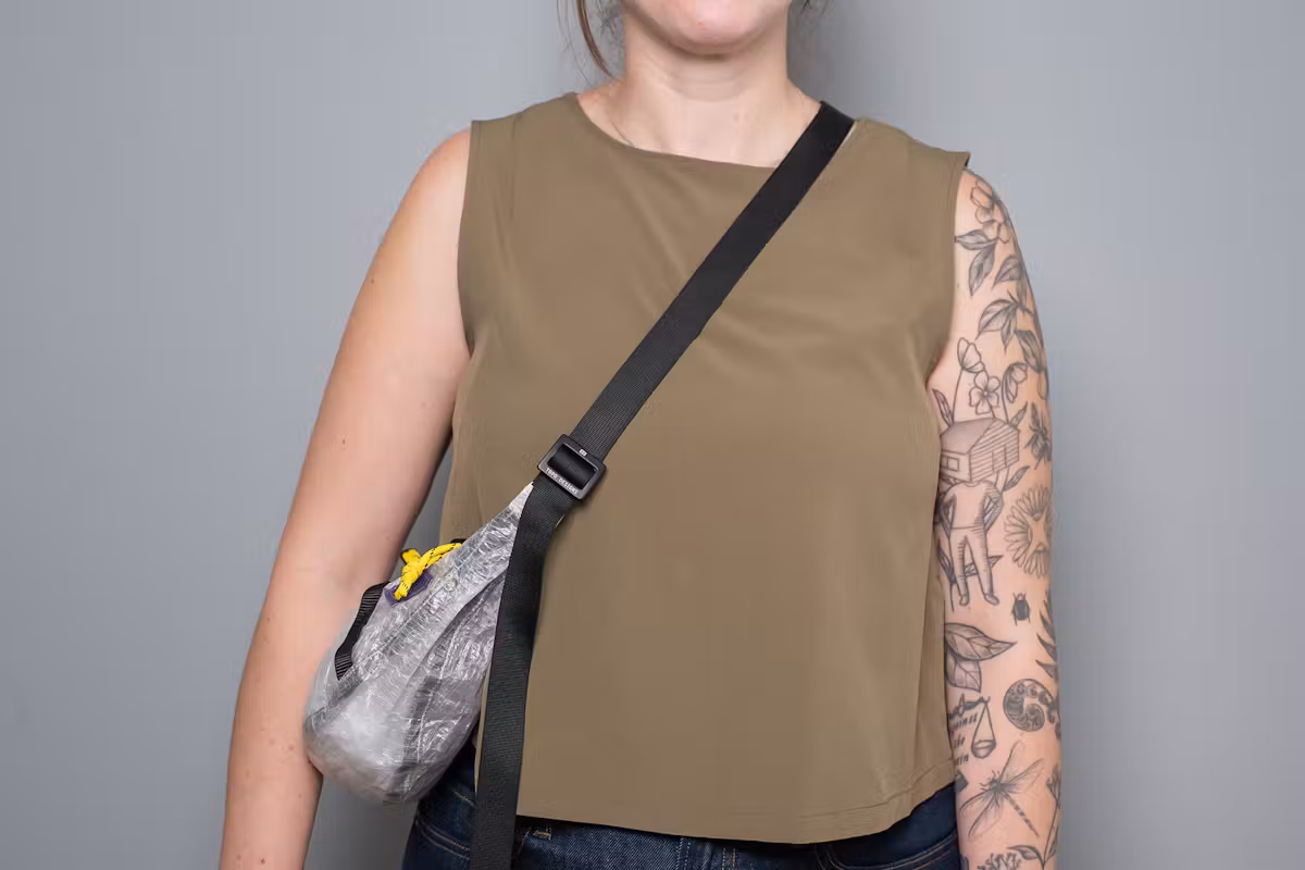 Topo Designs Moonlight Crossbody 斜挎包背在侧面 Topo Designs Moonlight Crossbody 斜挎包背在侧面