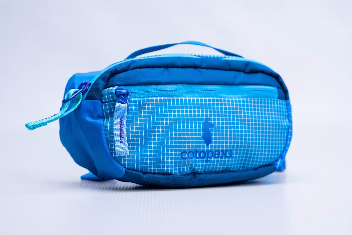 Cotopaxi Kapai 1.5L 腰包在工作室 Cotopaxi Kapai 1.5L 腰包在工作室