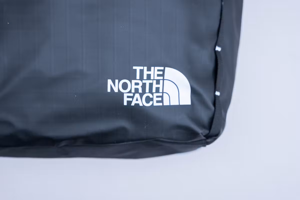 The North Face Base Camp Voyager 日用背包(26升)标志 The North Face Base Camp Voyager 日用背包(26升)标志