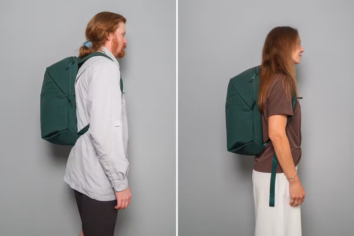 Peak Design City Backpack 22L 双人并排比较 Peak Design City Backpack 22L 双人并排比较