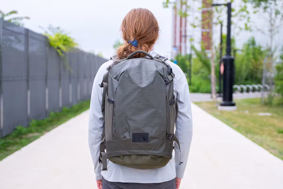 The North Face Base Camp Voyager Pro 旅行背包后视图