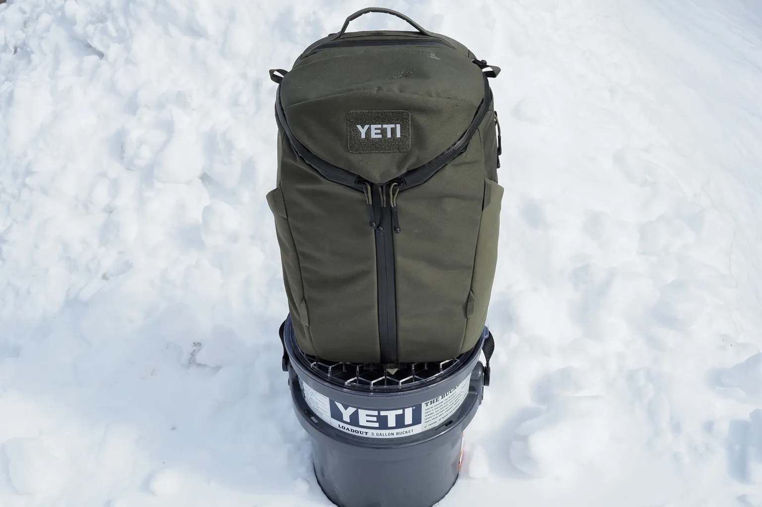Yeti Ranchero 背包放在 Yeti 水桶上 Yeti Ranchero 背包放在 Yeti 水桶上