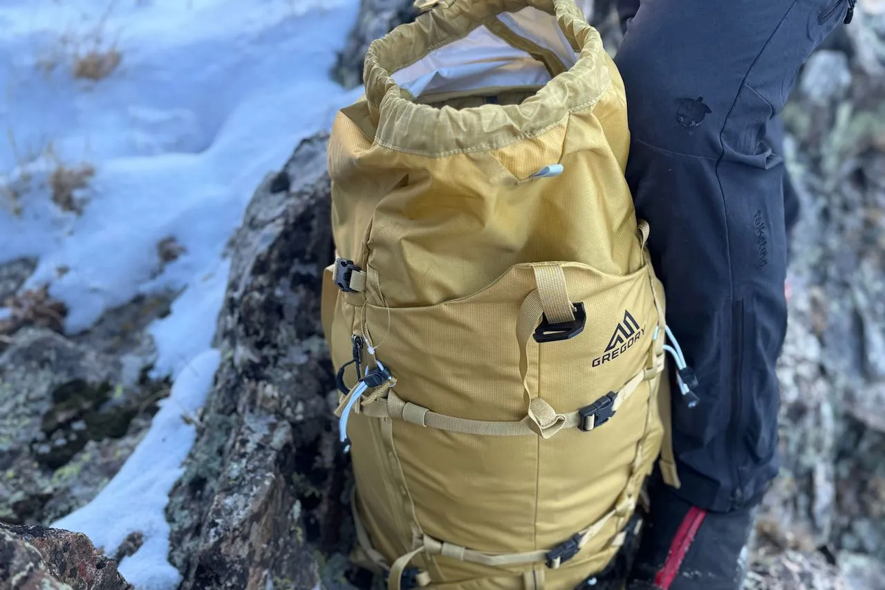 Gregory Alpinisto 30 背包，顶部开口设计