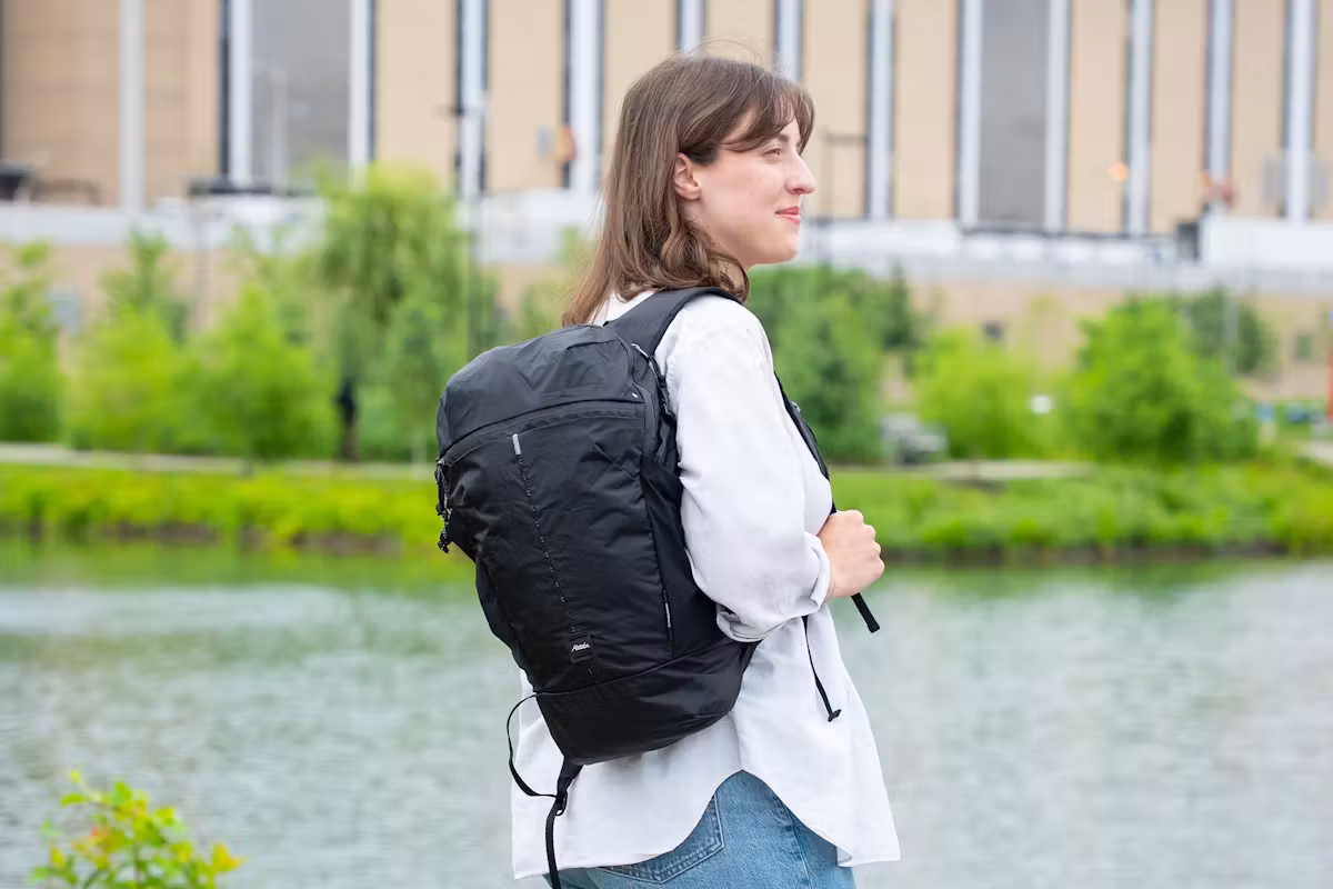 Matador 18L 可折叠单肩背包后视图 Matador 18L 可折叠单肩背包后视图