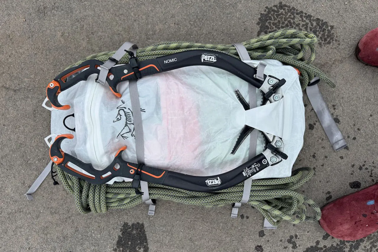Alpha SL 登山包,冰镐和绳索固定在外部 Alpha SL 登山包,冰镐和绳索固定在外部