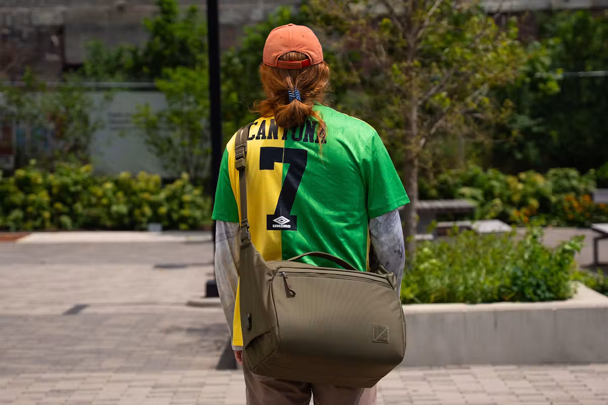 EVERGOODS Transit Duffel 25L 后视图 EVERGOODS Transit Duffel 25L 后视图