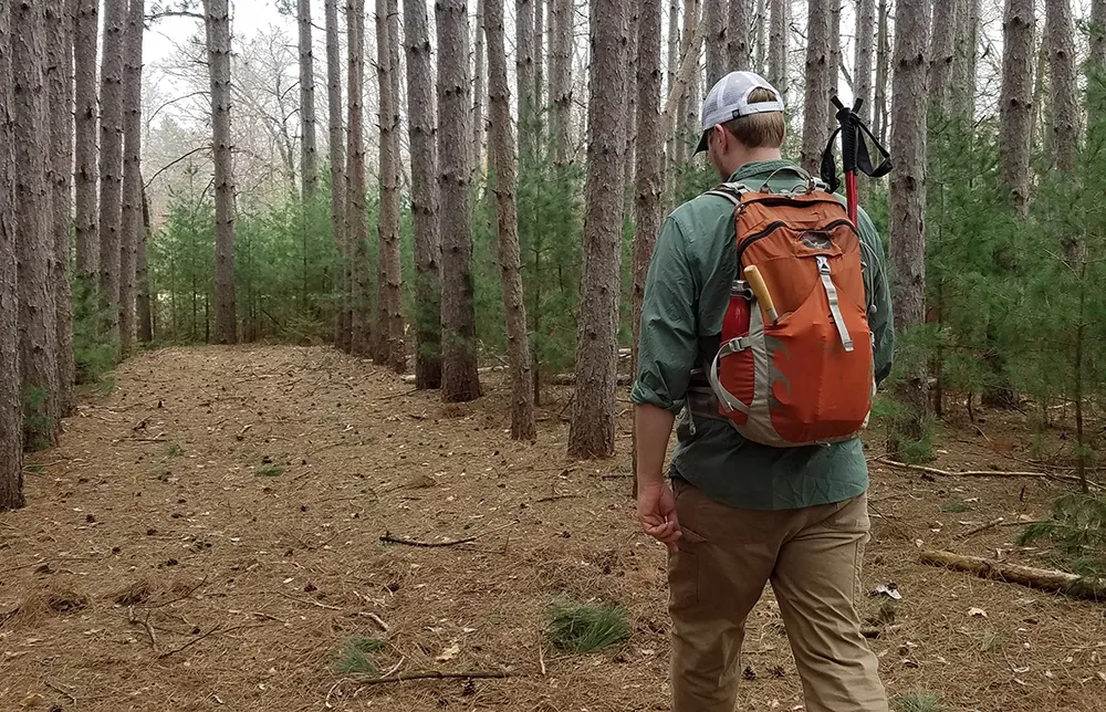 Osprey-Talon-22-walking-woods.webp