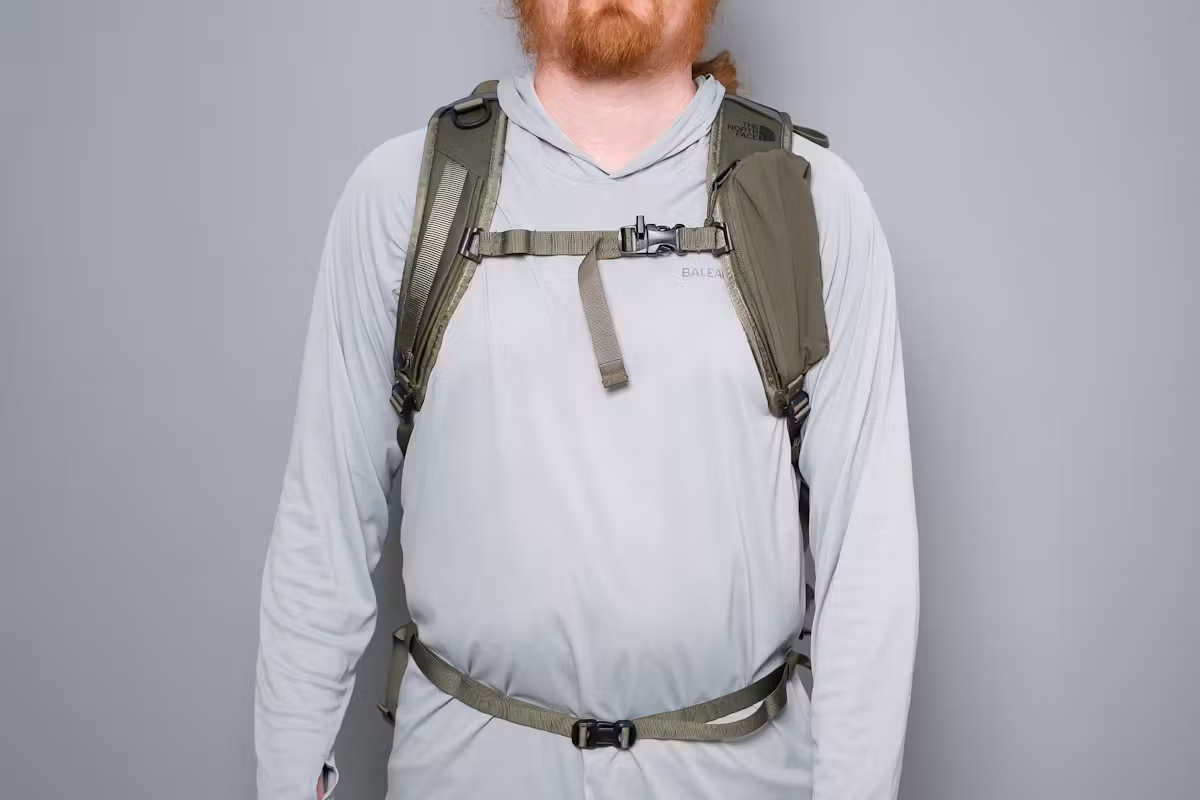 The North Face Base Camp Voyager Pro 旅行背包肩带
