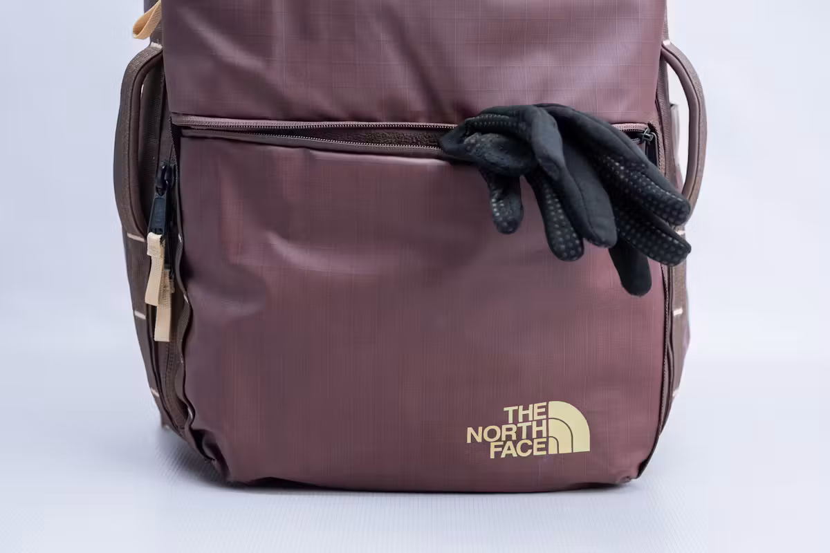 The North Face Base Camp Voyager 旅行背包(35升)口袋手套 The North Face Base Camp Voyager 旅行背包(35升)口袋手套
