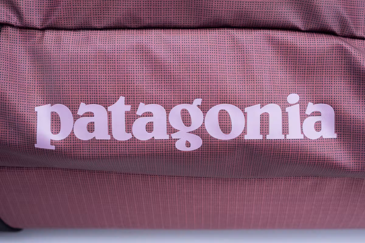Patagonia Black Hole 40升带轮旅行包品牌标识 Patagonia Black Hole 40升带轮旅行包品牌标识