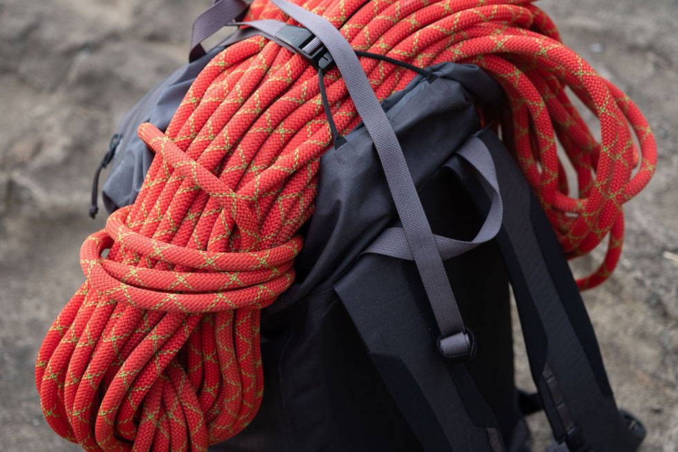 Arc'teryx Alpha FL 40 登山包：固定顶部装载物