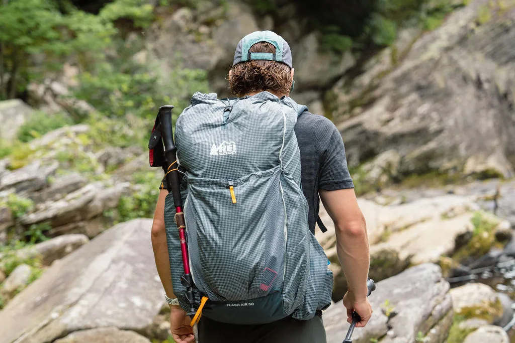 REI Co-op Flash Air 50 背包 后视图 REI Co-op Flash Air 50 背包 后视图