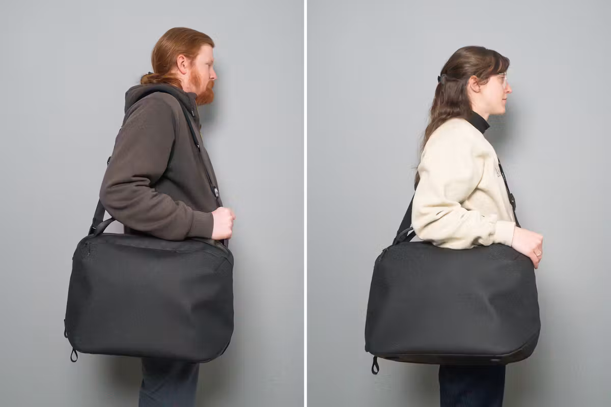 Peak Design Travel Weekender 25L 双人并排比较 Peak Design Travel Weekender 25L 双人并排比较