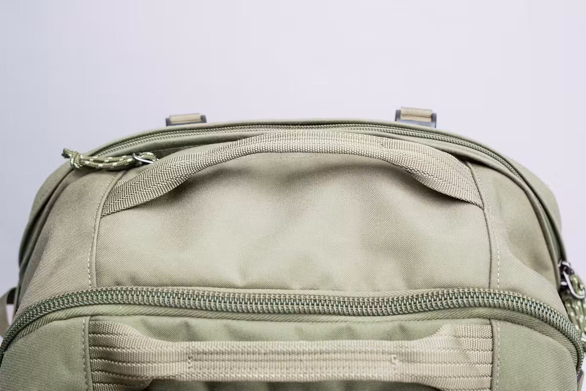 Fjallraven Farden 随身背包顶部提手特写 Fjallraven Farden 随身背包顶部提手特写
