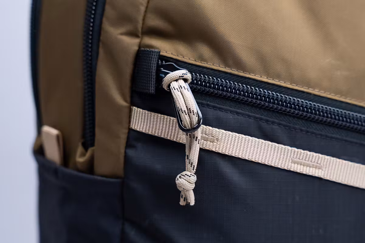 Topo Designs 通勤背包拉链头