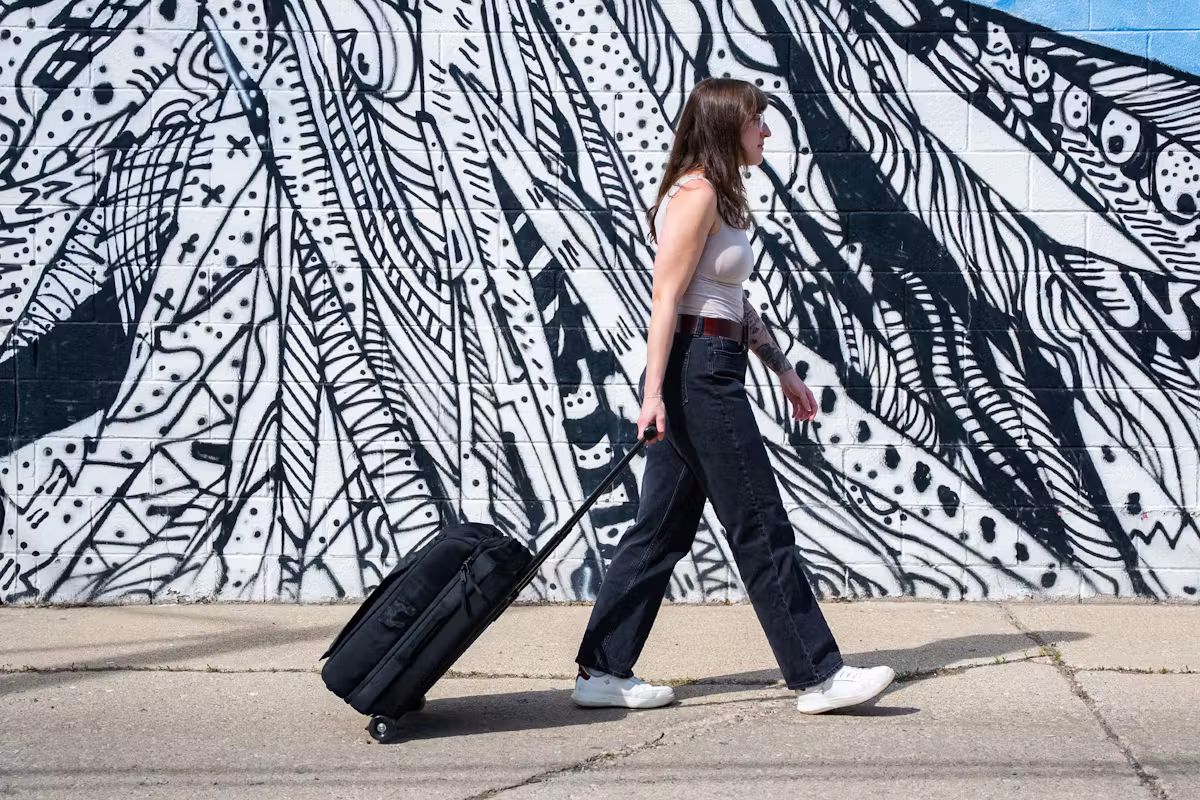 Timbuk2 Copilot 行李拉杆箱在户外